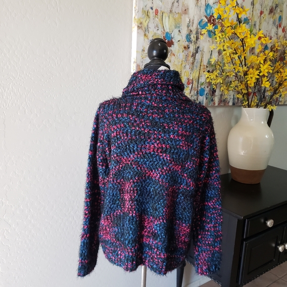 Mark sweater. - Picture 2 of 10